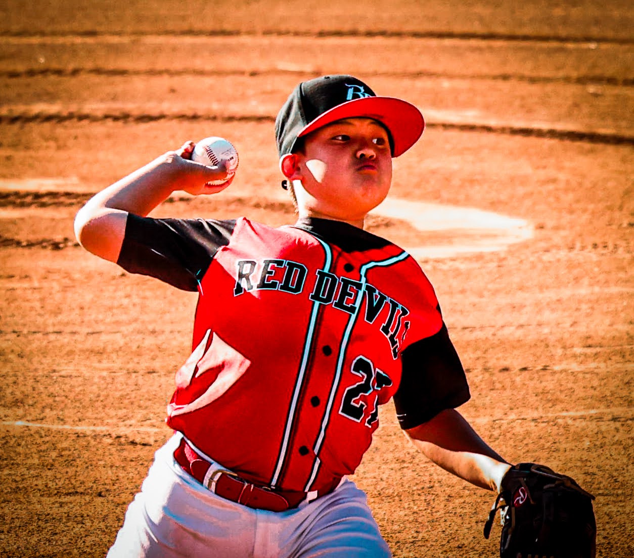 Red Devils player pitching